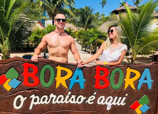 Casal no letreiro do Bora Bora