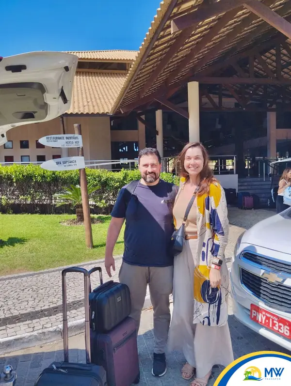 Casal na chegada ao hotel após o transfer