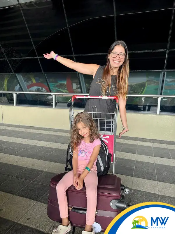 Cliente e filha no desembarque do aeroporto