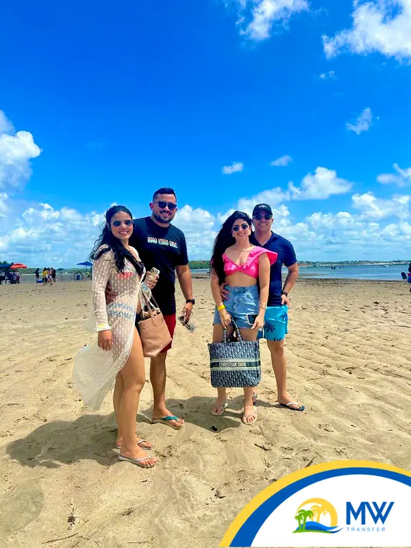 Clientes da MW Transfer em passeio na praia