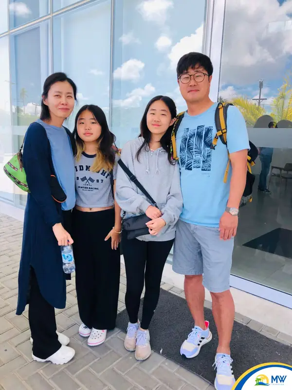 Família de turistas no aeroporto antes do transfer