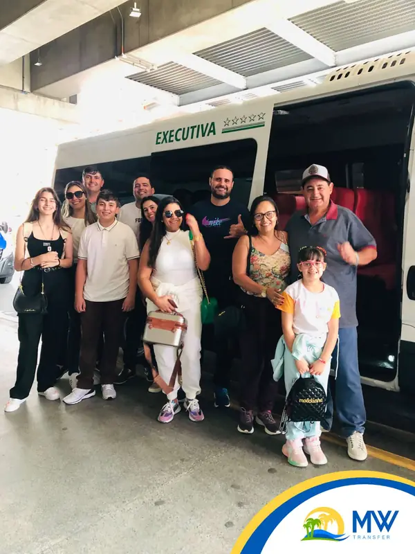 Grupo de turistas ao lado da van executiva