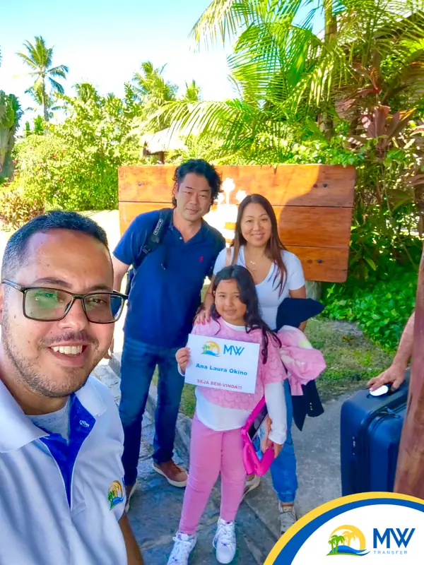 Márcio recebendo família com placa de boas-vindas